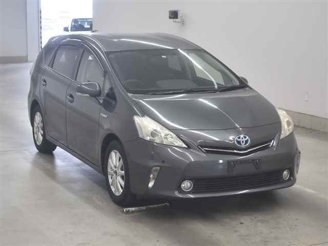 10052 Toyota Prius alpha ZVW41W 2013 г. (MIRIVE Aichi)